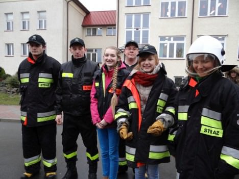 Strażacki pokaz w gimnazjum