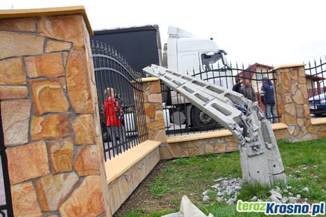 Tir zahaczył o linię telefoniczną