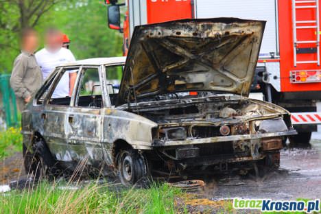 Pożar samochodu na drodze