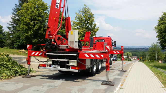 Chorkówka: Strażacy usuwali niebezpieczne konary