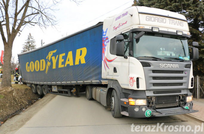 Rumuński TIR ze szwedzkim olejem utknął w rowie w Zręcinie