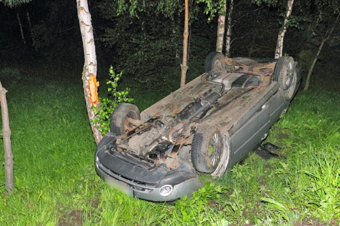 Ford dachował w Chorkówce. Policja ustala kto kierował