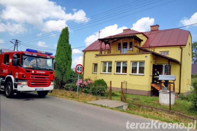 Strażacy pomogli uratować starszą kobietę