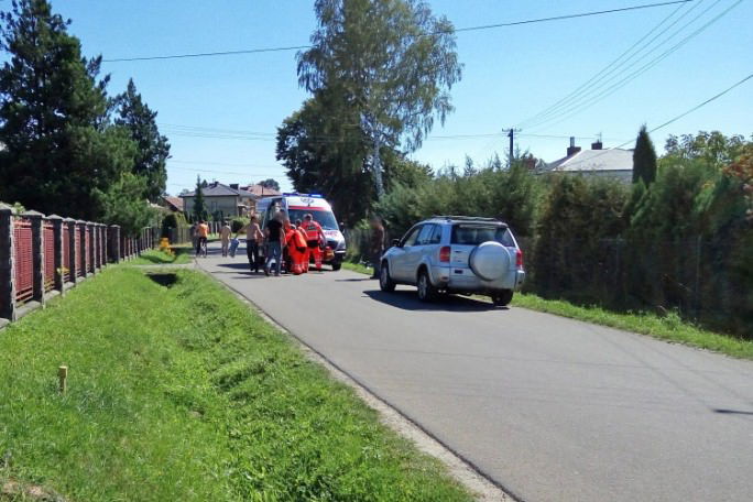 Rowerzysta leżał na środku drogi. Był ranny i nieprzytomny