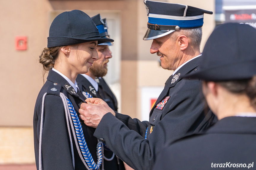 Paula Zajdel odbiera medal za zasługi dla pożarnictwa