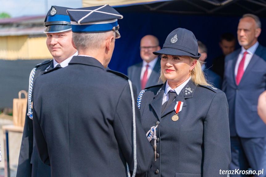 Wójt Dorota Chilik odbiera medal za zasługi dla pożarnictwa