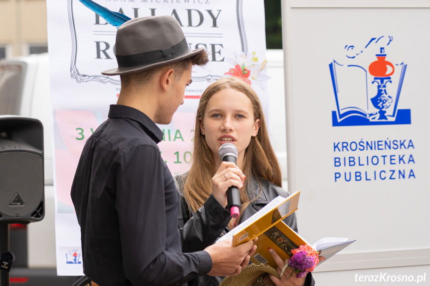 Ballady i romanse wybrzmiały przed Krośnieńską Biblioteką Publiczną