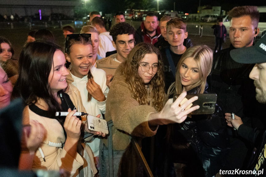 Zdjęcia z fanami po koncercie Roksany Węgiel w Rogach