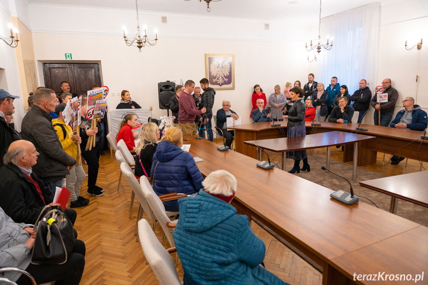 Uczestnicy protestu w Urzędzie Gminy w Jedliczu
