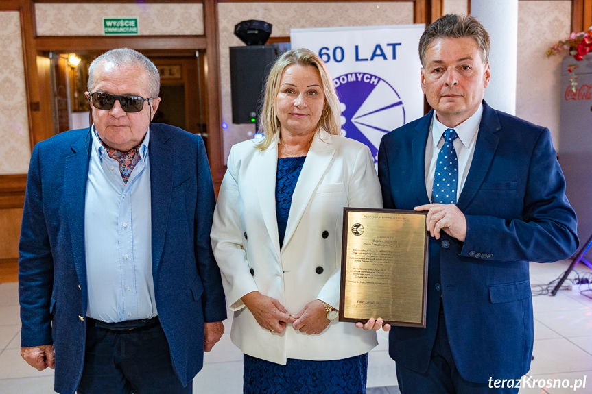 Wręczenie okolicznościowego grawertonu