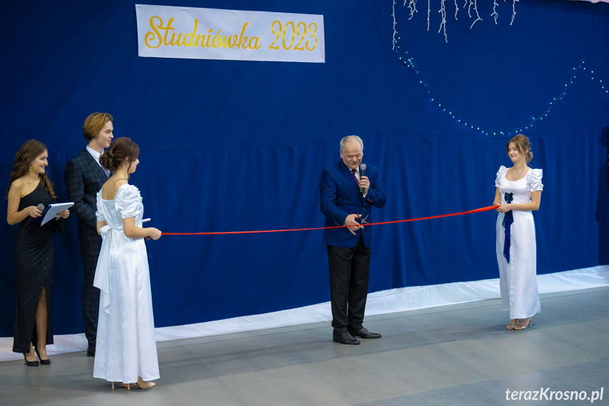 Dyrektor Kopernika Ryszard Józefczyk przecina wstęge na studniówce
