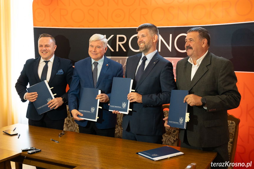 Uczestnicy podpisania umowy