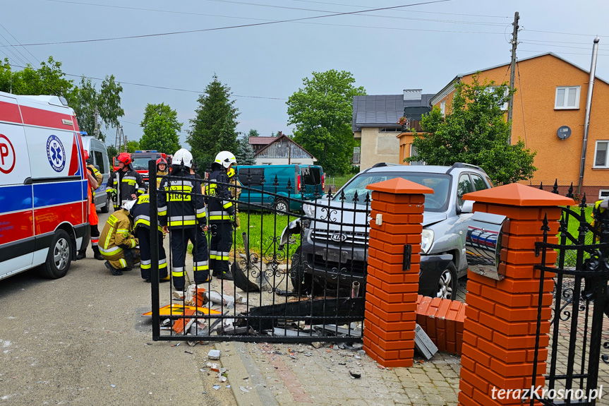 Niżna Łąka. Uderzyła w ogrodzenie prywatnej posesji