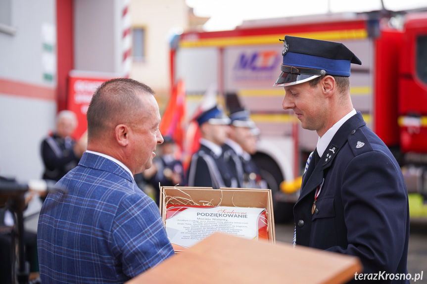 Grzegorz Węgrzynowski wręcza podziękowania Maciejow Niziantemu