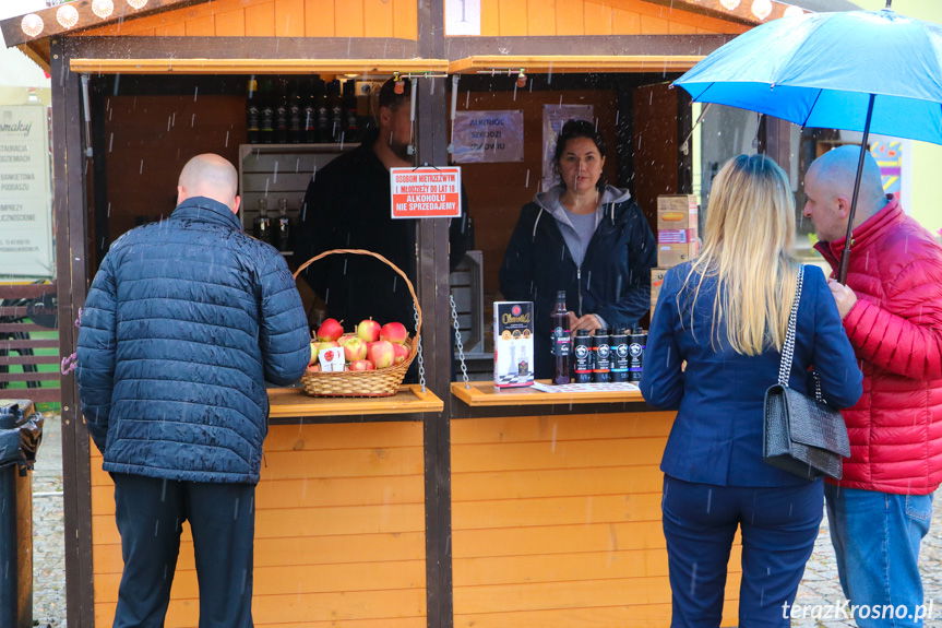 Jarmark rzemieślniczy w deszczu