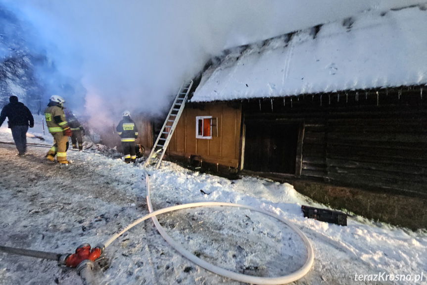 Pożar drewnianego domu w Moderówce. Nie żyje jedna osoba