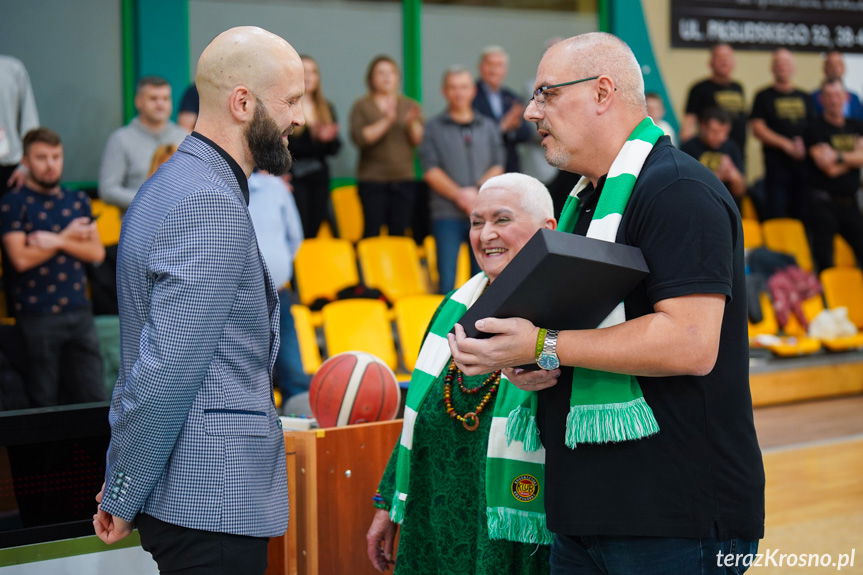 Dariusz Oczkowicz i przedstawiciele klubu kibica