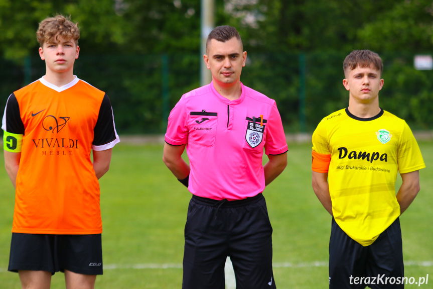 Sędziował Przemysław Gancarz; na zdjęciu z kapitanami drużyn Wojciechem Pelczarem i Michałem Pilawskim