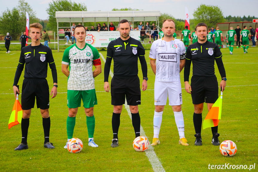 Sędziowali (od lewej): Patryk Kilar, Artur Szelc, Bartłomiej Adamiak; na zdjęciu z kapitanami drużyn - Szymonem Sabikiem i Mateuszem Penarem