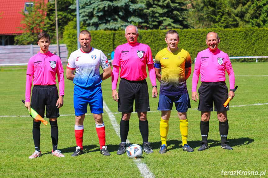 Jakub Pigoń, Mirosław Guzik, Ryszard Pękala; na zdjęciu z kapitanami drużyn - Wiktorem Wieczorkiem i Łukaszem Józefczykiem