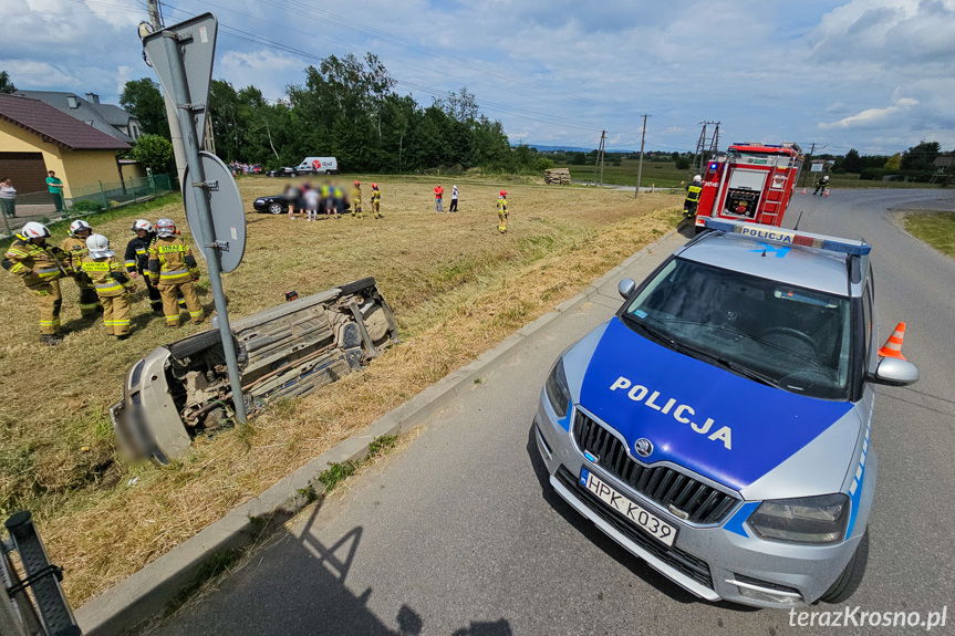 Kolizja w Chorkówce. Fiat punto w rowie