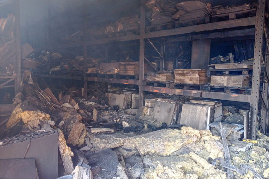 Merkury Market w Krośnie. Akcja dogaszania może potrwać jeszcze kilka godzin [ZDJĘCIA]