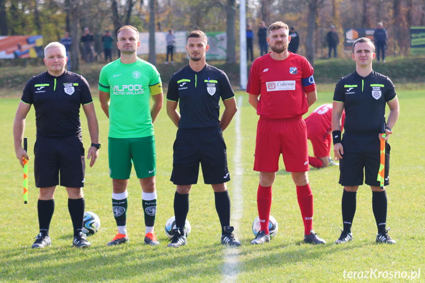 Sędziowali (od lewej): Daniel Strzałka, Radosław Mazur, Karol Jezuit; na zdjęciu z kapitanami drużyn