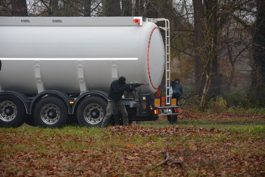 Zamaskowani terroryści próbowali wysadzić cysternę