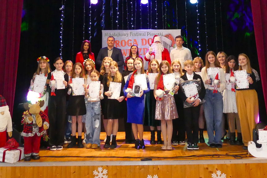 Młode talenty wokalne na Mikołajkowym Festiwalu Piosenki w Chorkówce