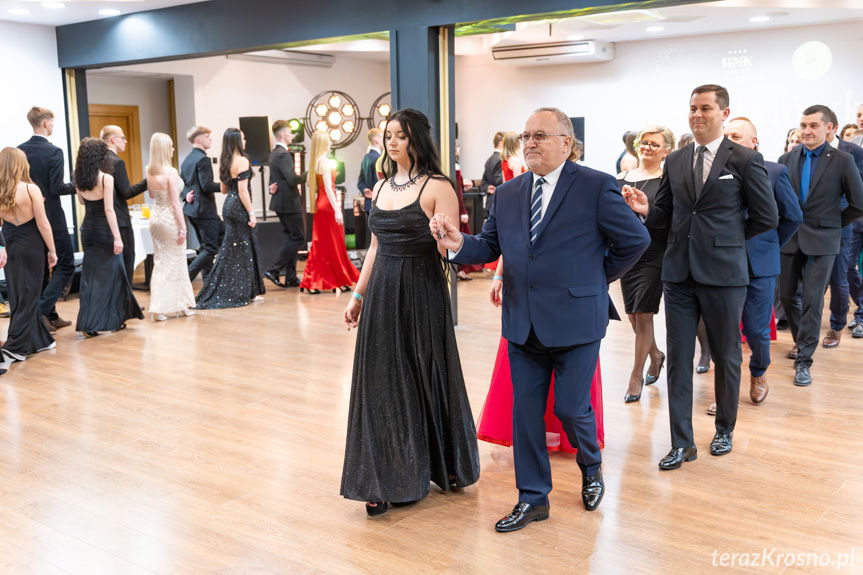 Studniówka maturzystów z "Mechanika". Pierwszy tak ważny bal w ich życiu [ZDJĘCIA]