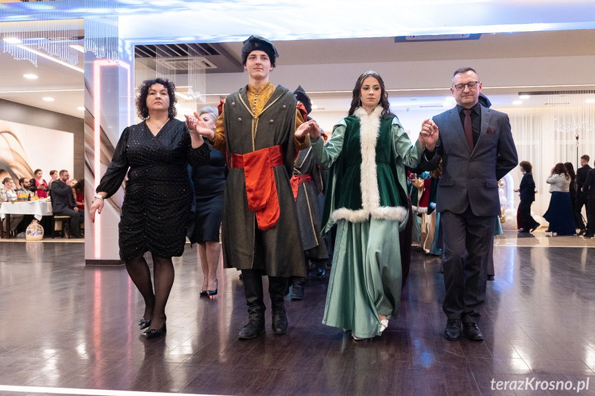 Pierwszy ważny bal w ich życiu - studniówka maturzystów "Szczepanika" [ZDJĘCIA]