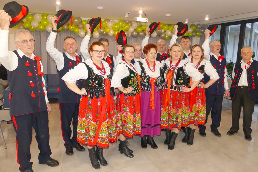 Uśmiech na twarzach seniorów. "Chorkowianie" z muzyczną wizytą w Raniżowie