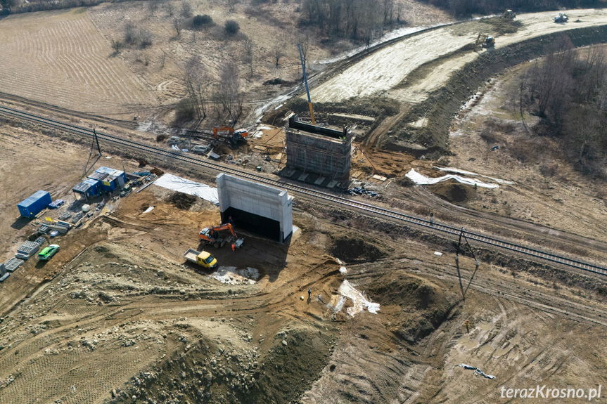 Budowa wiadkuktu nad linią kolejową