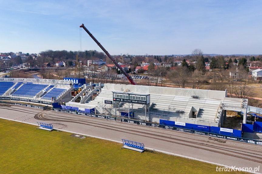 Krośnieński stadion z nową trybuną. Postęp budowy robi wrażenie [ZDJĘCIA]