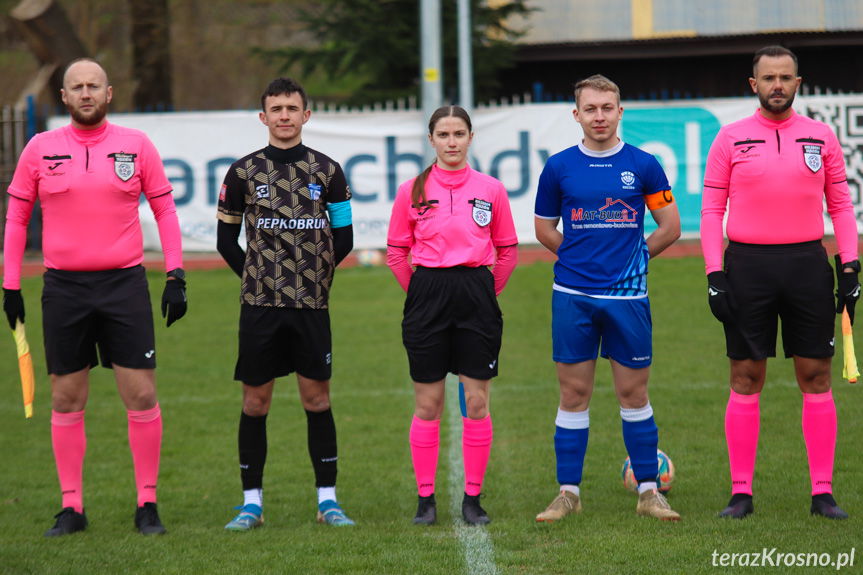 Sędziowali (od lewej): Mateusz Gumienny, Karolina Józefczyk, Tomasz Jagieła; ma zdjęciu z kapitanami drużyn - Tobiaszem Jastrząbem i Wojciechem Jakielem