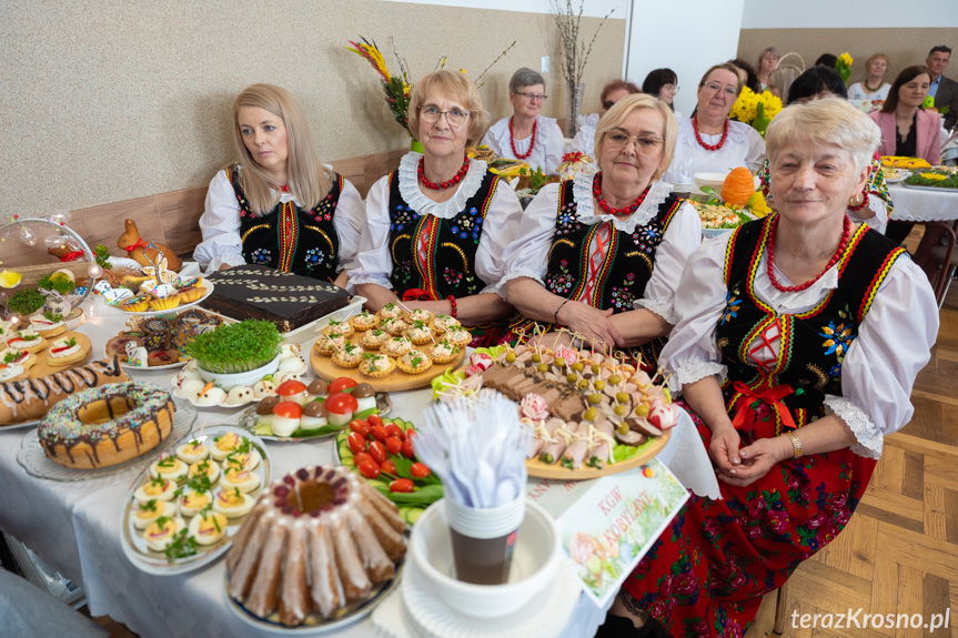 Karpacka Wielkanoc w Zręcinie. Stoły uginały się od świątecznych przysmaków [ZDJĘCIA]