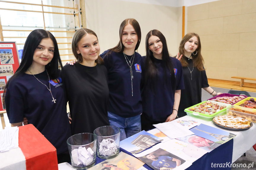 Od ponad 35 lat otwiera drzwi na świat. Dzień otwarty w II LO w Krośnie [ZDJĘCIA]