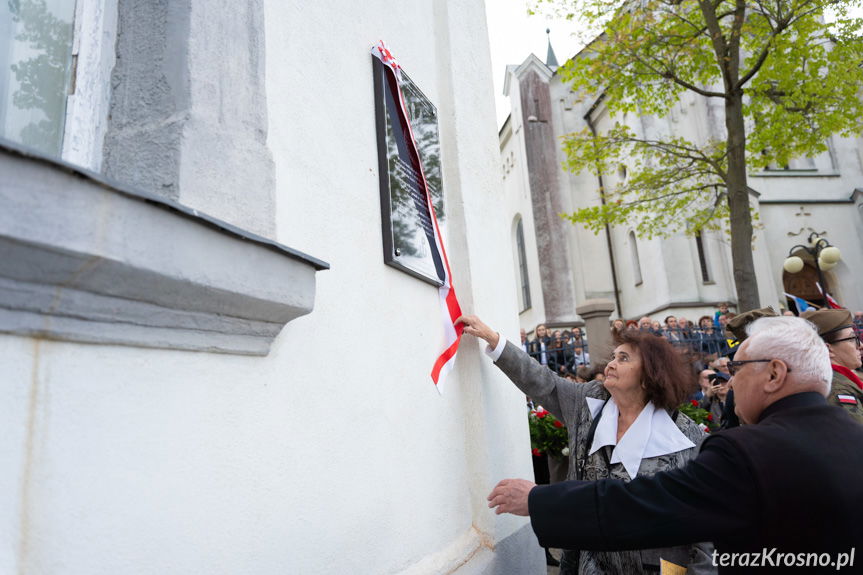 Jadwiga Kuś-Rzeźnikiewicz i ks. Edward Stępień odsłaniają tablicę
