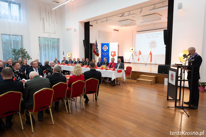 Powiatowe Obchody Dnia Strażaka w Rymanowie: wyróżnienia, odznaczenia i podziękowania dla druhów