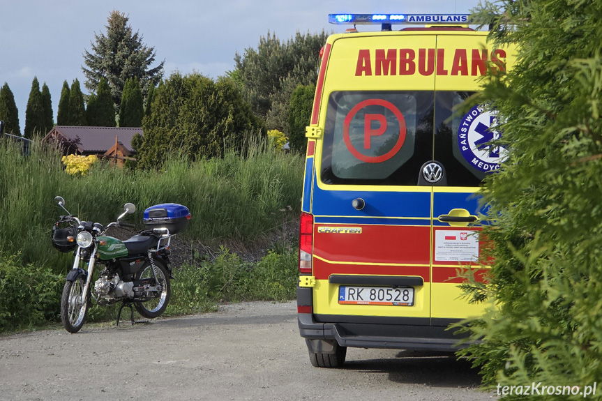 Sarna wbiegła na jezdnię. Poszkodowany motocyklista