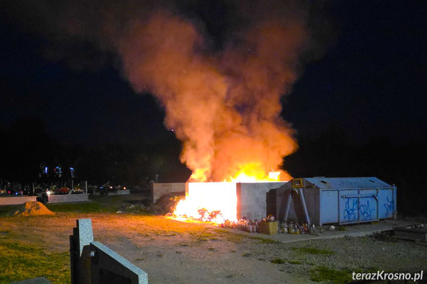 Pożar śmieci na cmentarzu w Zręcinie