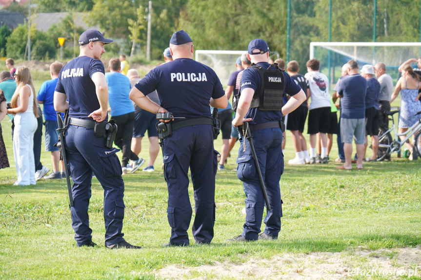 Policjanci na meczu Polonia Kopytowa - Sparta Osobnica