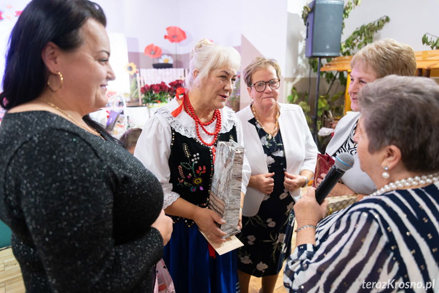 Małgorzata Prętnik przyjmuje gratulacje podczas jubileuszu 95-lecia KGW Zręcin