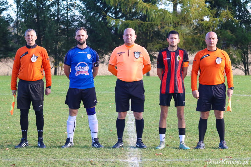 Sędziowali (od lewej): Sławomir Rak, Łukasz Potera, Tomasz Gogosz; na zdjęciu z kapitanami drużyn - Rafałem Praszkiem i Piotrem Parylakiem