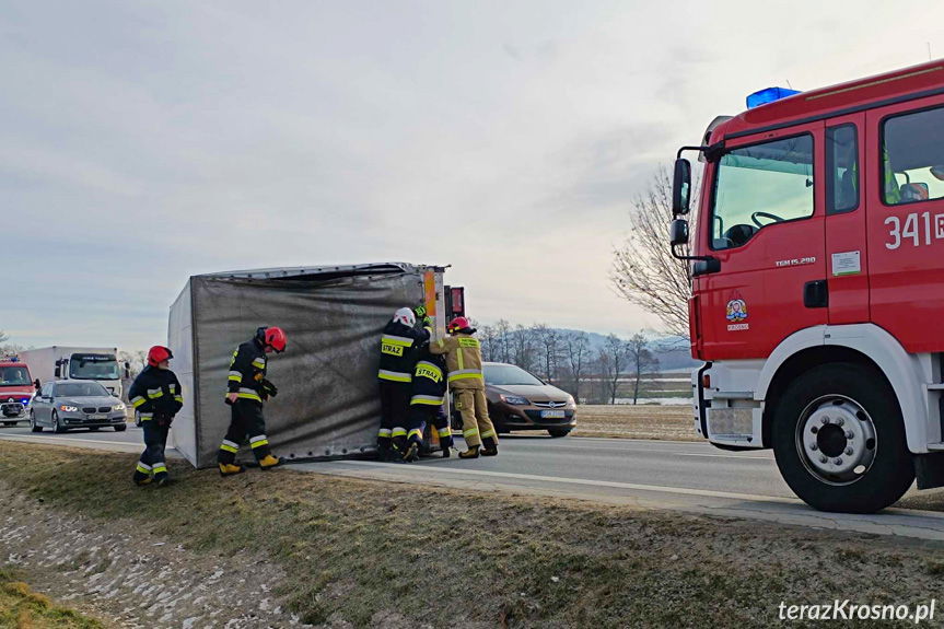 Silny wiatr zdmuchnął dostawcze iveco