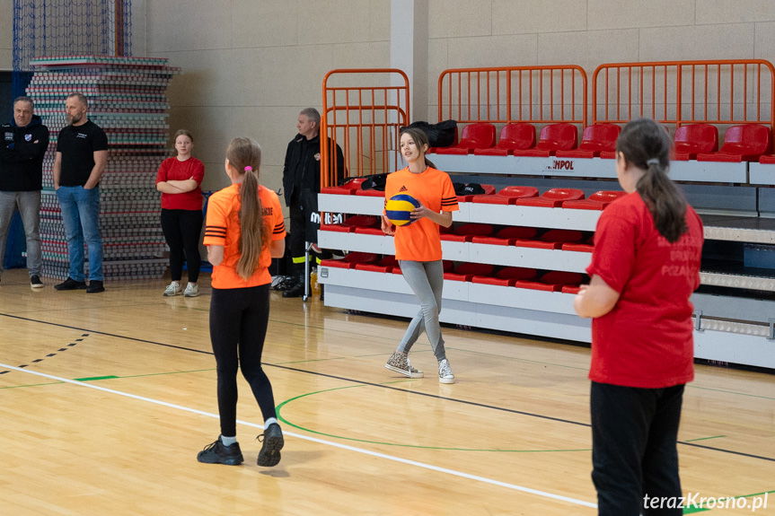 Połączyli sport z pomocą. Turniej siatkarski służb ratowniczych