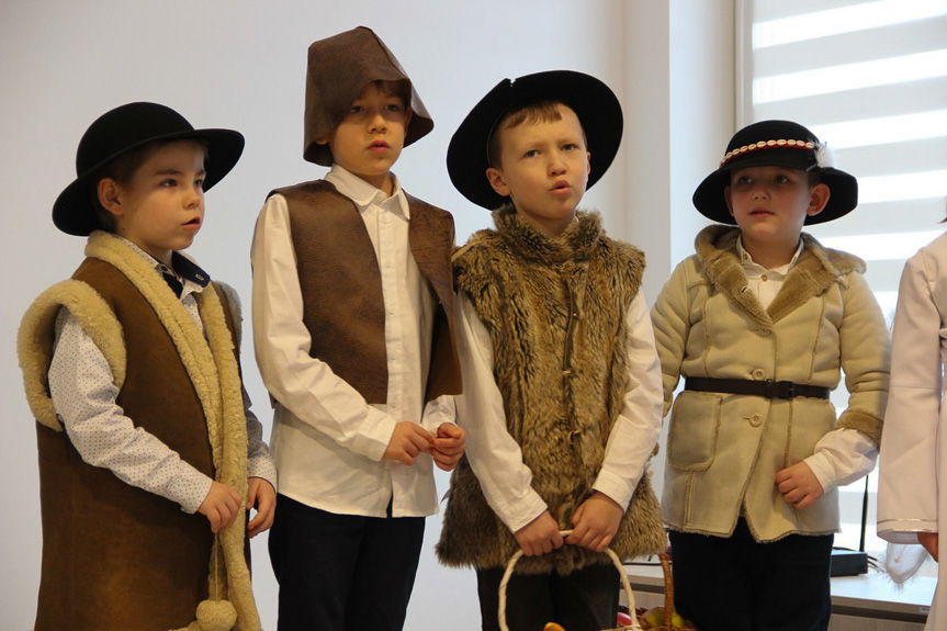 Dzieci odwiedziły seniorów