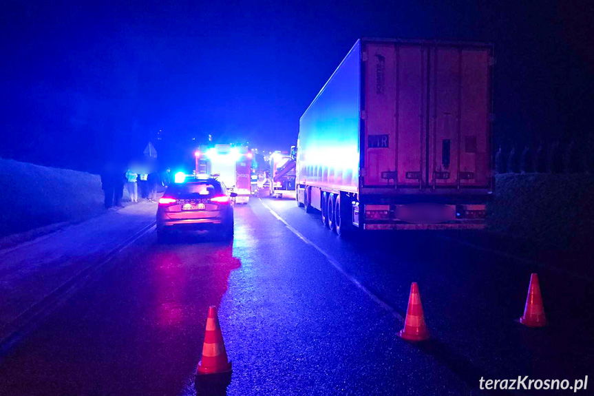 Czołowe zderzenie osobówki z ciężarówką w Komborni