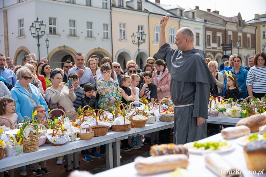 Wielkanocne święcenie pokarmów na rynku w Krośnie