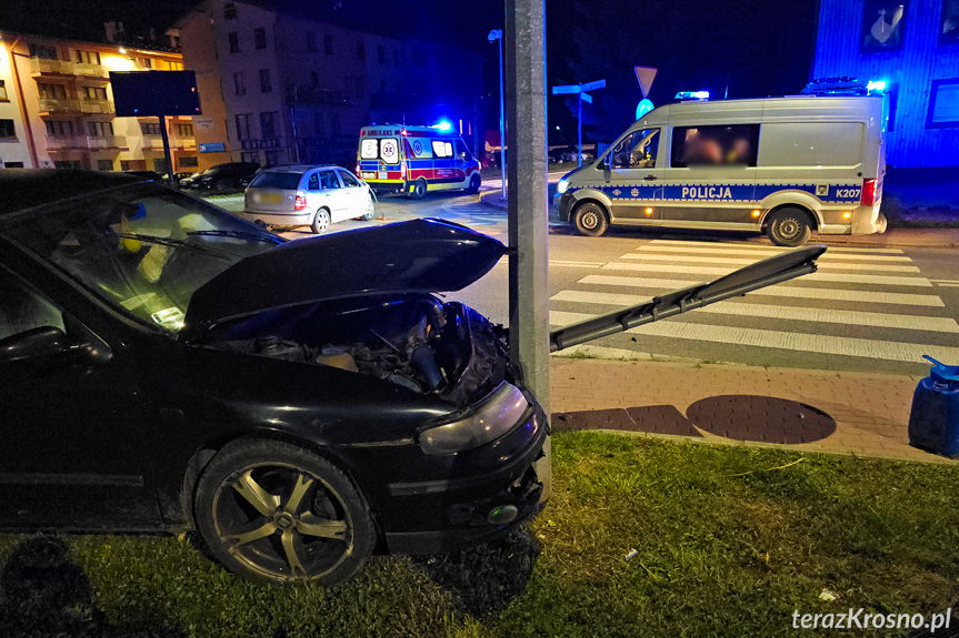 Wypadek na rondzie. Zderzenie seata ze skodą